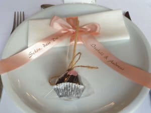 Hochzeit_Tischdeko_bedrucktes_Satinband -