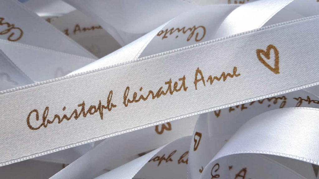 Hochzeitsbänder aus Satinband mit Namen bedrucken lassen - personalisierte-bander, hochzeitsdekoration