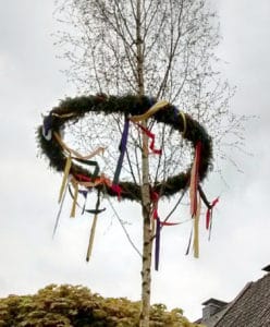 Maibaumbänder aus Satin - so gelingt der Maibaum - satinband, maibaum, deko