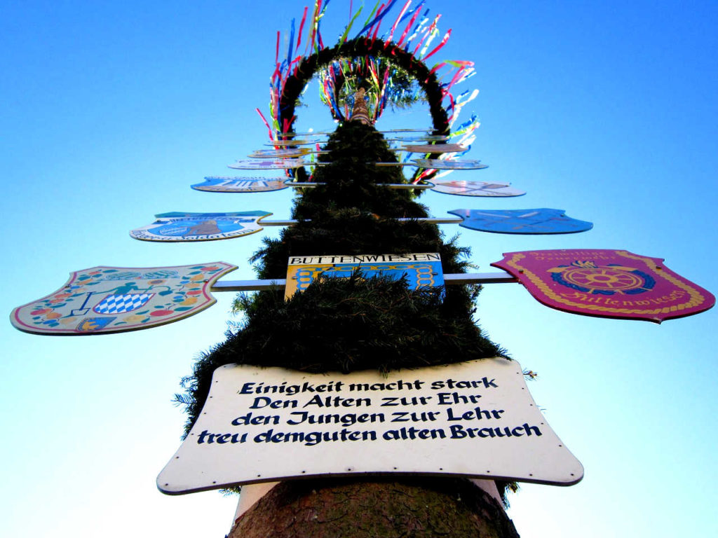 Der magische Maibaum-Brauch: Entdecke die Geschichte und die faszinierenden Traditionen - maibaum