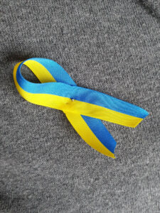 Solidaritätsschleife_blau-gelb_Ukraine -