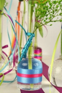 Vase mit Satinband -