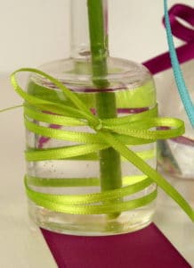 Vase mit gr&uuml;nem Satinband umwickelt -