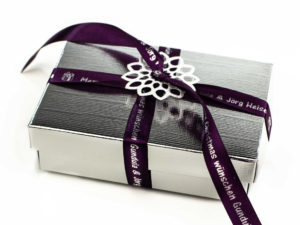 Weihnachtsgeschenk_bedrucktes_Satinband -