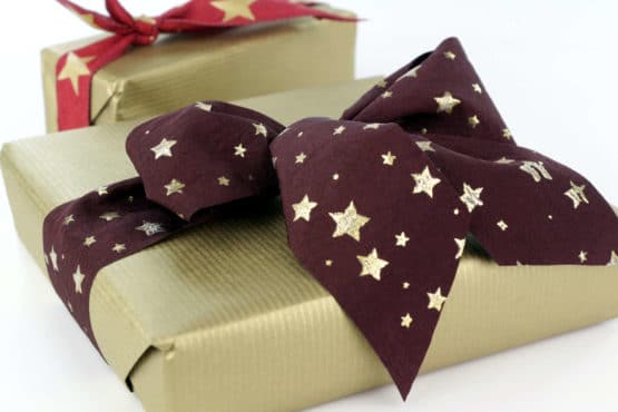 Edles Weihnachtsband Sterne, bordeaux-gold, 50 mm - weihnachtsband